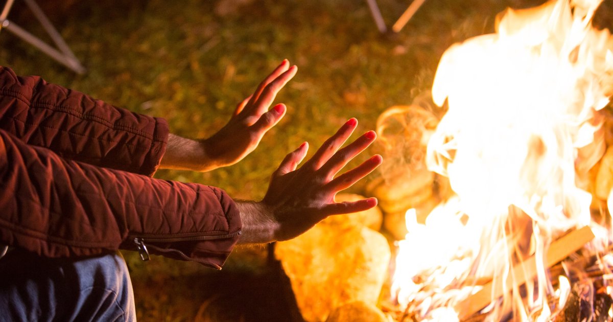 ¿Cómo hacer un fuego en condiciones húmedas o con lluvia?