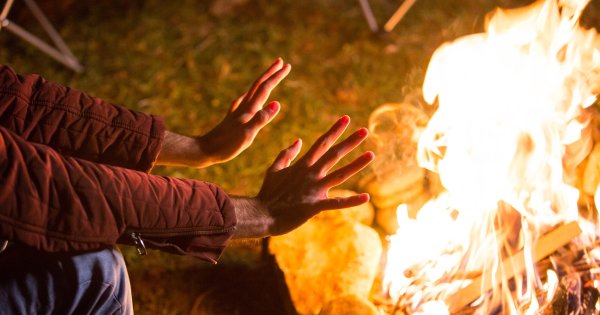 ¿Cómo hacer un fuego en condiciones húmedas o con lluvia?