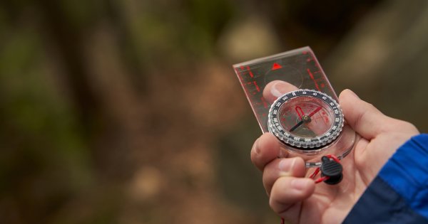 Cómo calcular un azimut con una brújula y un mapa IGN: guía completa