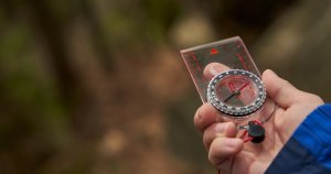 Cómo calcular un azimut con una brújula y un mapa IGN: guía completa