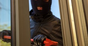 Wie man sich zu Hause im Falle eines Angriffs schützt: Strategien, Werkzeuge und Vorsichtsmaßnahmen