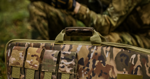 Wilt u uw wapen uitrusten met een betrouwbare en praktische hoes? Bekijk de gedetailleerde productpagina en het complete assortiment zachte tassen op Atlas Defense om de maat en kleur te kiezen die bij u passen.